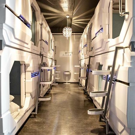 Puffin Nest Capsule Hostel Västmannaöarna Exteriör bild