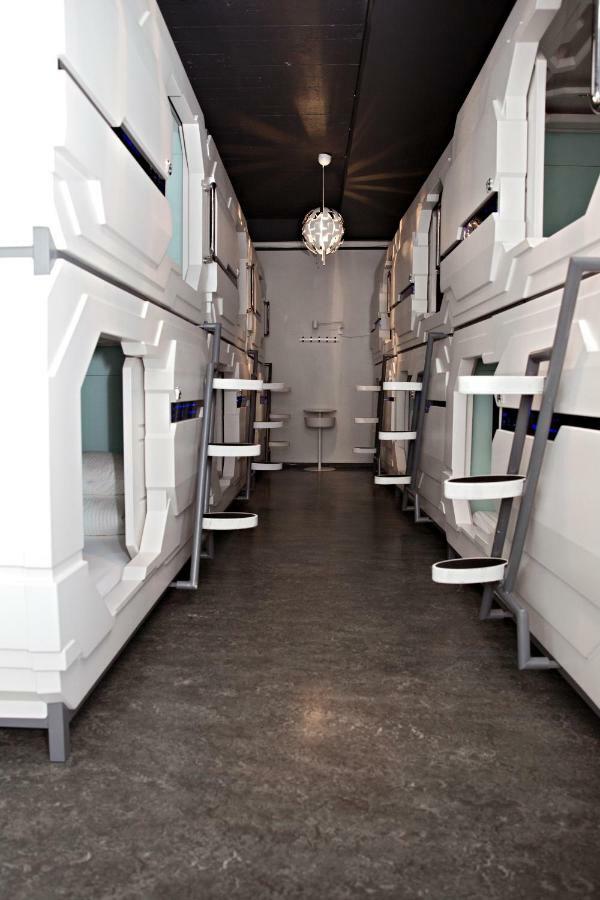 Puffin Nest Capsule Hostel Västmannaöarna Exteriör bild